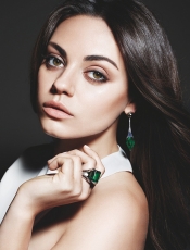 Mila Kunis fête la maternité par la création d`un anneau d`emerald  